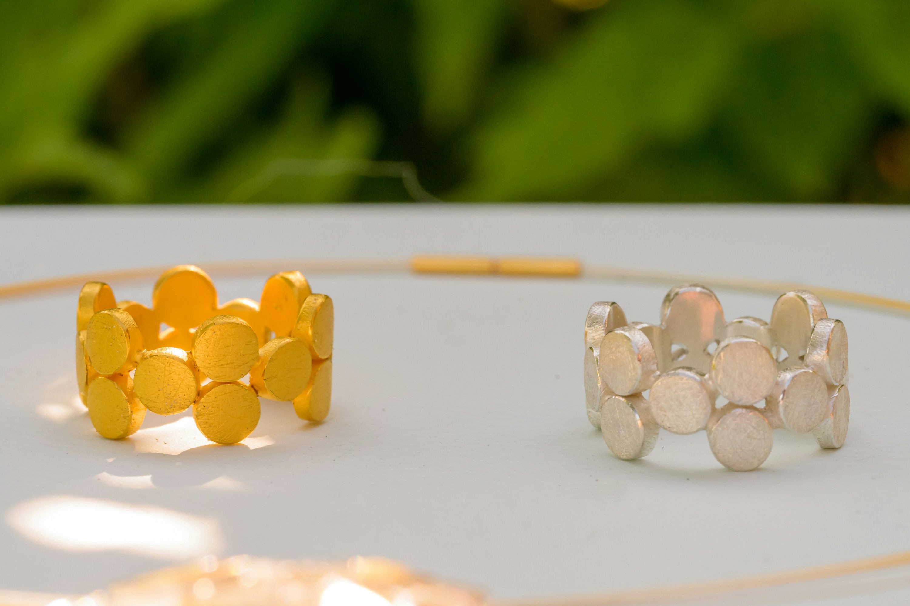 الذهب الأبيض مقابل الذهب الأصفر: أيهما الأفضل؟